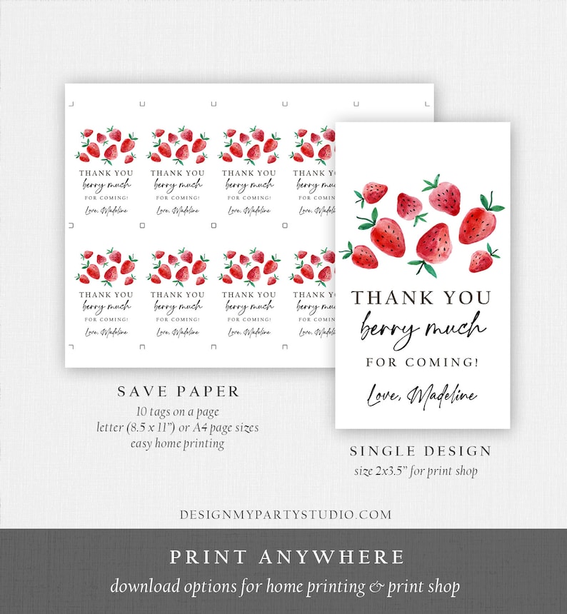 Op de afbeelding: Printbare bedankkaartjes met een aquarel-illustratie van rode aardbeien. De tekst luidt "Bedankt voor je komst! Liefs, Madeline". De kaartjes zijn ontworpen voor eenvoudig thuisprinten en zijn verkrijgbaar in een enkele maat van 2x3,5 inch voor drukkerijen.