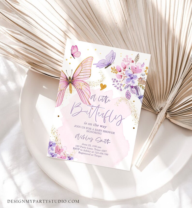 K&ouml;nnte beinhalten: Eine rosa und violette Babyparty-Einladung mit goldenem Glitzerhintergrund. Die Einladung zeigt einen Schmetterling mit goldenen Akzenten und den Text "A little Butterfly is on the way".