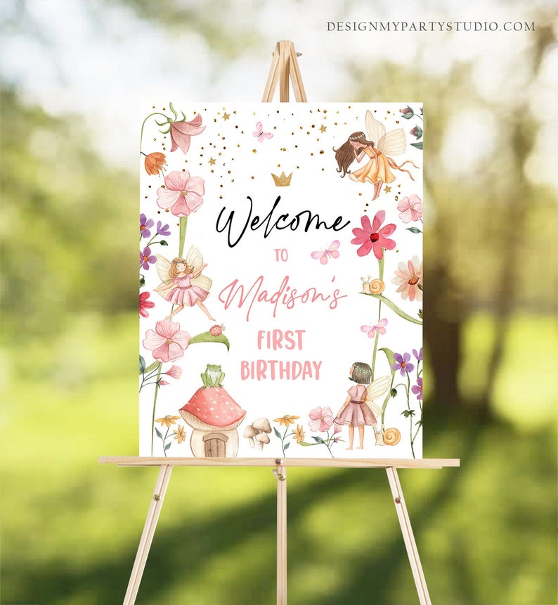 K&ouml;nnte beinhalten: Willkommen zu Madisons erstem Geburtstagsschild mit einem Feen-Thema. Das Schild hat einen wei&szlig;en Hintergrund mit rosa Blumen, Schmetterlingen und Feen. Der Text ist in goldenen Buchstaben.