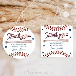Op de afbeelding: Twee honkbal-thema bedankkaartjes. Eén is rond, de andere vierkant. Beide hebben een honkbalknuppel, bal en de tekst "Thank you" en "For swinging by, we had a ball! Love, Mason."