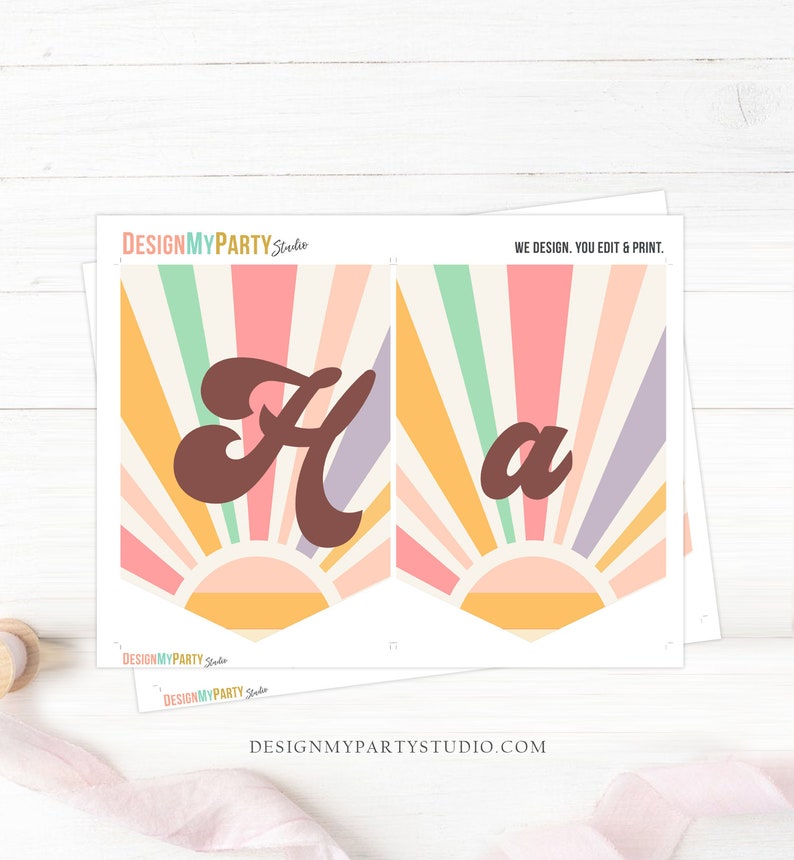 Pode incluir: Banner imprim&iacute;vel com um design retro de raios de sol em tons de rosa, laranja, amarelo e verde. O banner diz "Ha" em letras marrons.