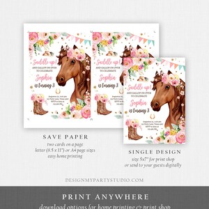 Puede incluir: Invitaci&oacute;n imprimible para una fiesta de cumplea&ntilde;os con tem&aacute;tica de caballos. La invitaci&oacute;n presenta un caballo marr&oacute;n con una corona floral rosa, botas de vaquero rosas y el texto "Saddle up! And gallop on over to celebrate Sophia is turning 3".
