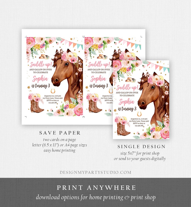 Puede incluir: Invitaci&oacute;n imprimible para una fiesta de cumplea&ntilde;os con tem&aacute;tica de caballos. La invitaci&oacute;n presenta un caballo marr&oacute;n con una corona floral rosa, botas de vaquero rosas y el texto "Saddle up! And gallop on over to celebrate Sophia is turning 3".