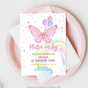 K&ouml;nnte beinhalten: Ein rosa Schmetterling mit Regenbogenfl&uuml;geln und Ballons fliegt &uuml;ber einen Regenbogen. Der Text lautet "Flutter on by. For some birthday fun Olivia is turning one! Saturday, June 22, 3:00 PM - 4:00 PM. Ashley's House 123 Party Lane, Texas 4567. RSVP to Amy at 123.456.789."