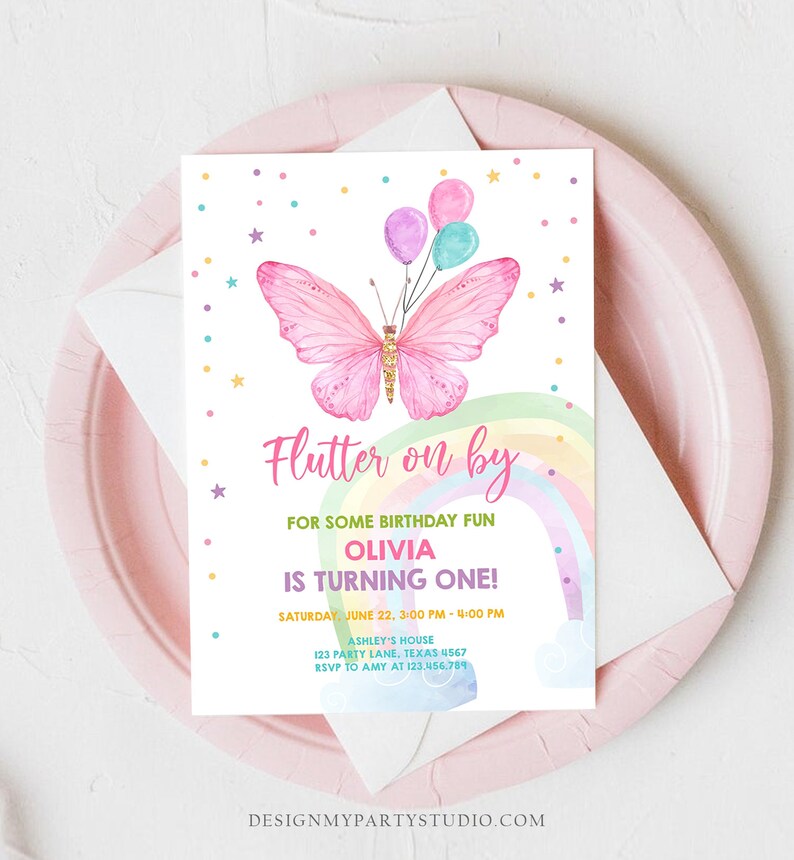 K&ouml;nnte beinhalten: Ein rosa Schmetterling mit Regenbogenfl&uuml;geln und Ballons fliegt &uuml;ber einen Regenbogen. Der Text lautet "Flutter on by. For some birthday fun Olivia is turning one! Saturday, June 22, 3:00 PM - 4:00 PM. Ashley's House 123 Party Lane, Texas 4567. RSVP to Amy at 123.456.789."