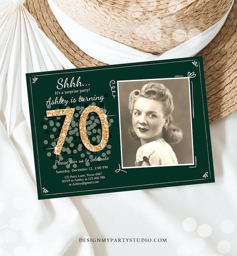 Peut inclure: Invitation d'anniversaire verte et dor&eacute;e avec un espace r&eacute;serv&eacute; pour une photo. L'invitation indique "Shhh... C'est une f&ecirc;te surprise ! Ashley a 70 ans." et comprend les d&eacute;tails de la f&ecirc;te.