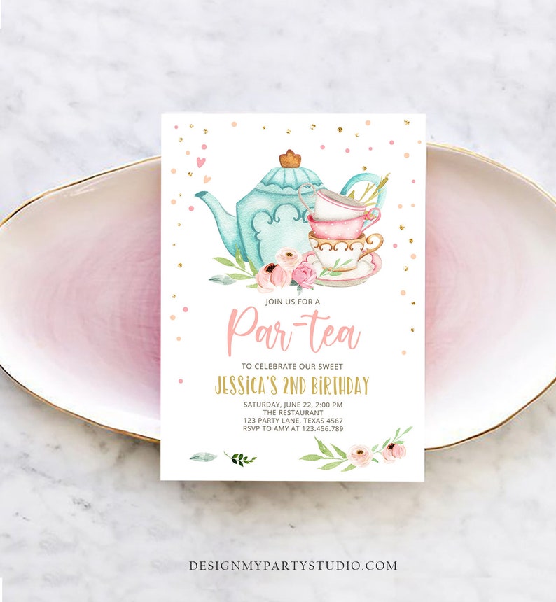 Op de afbeelding: Een roze en blauwe uitnodiging voor een theeparty met een aquarel-illustratie van een theepot en theekopjes. De tekst luidt: "Doe mee met een Par-tea om de 2e verjaardag van onze lieve Jessica te vieren. Zaterdag 22 juni, 14:00 uur Het Restaurant 123 Party Lane, Texas 4567 RSVP naar Amy op 123.456.789 DesignMyPartyStudio.com"