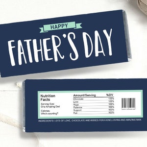 Pu&ograve; includere: Un incarto rettangolare per tavoletta di cioccolato blu scuro con un banner verde chiaro che riporta la scritta HAPPY FATHER'S DAY in bianco. Il retro presenta un'etichetta nutrizionale con ingredienti come amore e cioccolato per un pap&agrave;.