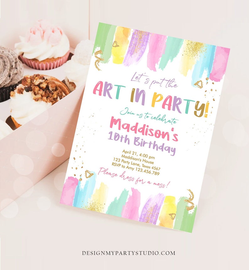 K&ouml;nnte beinhalten: Eine farbenfrohe Einladung mit einem Aquarellhintergrund und goldenen Glitzerakzenten. Der Text lautet "Let's put the ART IN PARTY!" und "Join us to celebrate Maddison's 10th Birthday". Die Einladung enth&auml;lt Details zur Party, einschlie&szlig;lich Datum, Uhrzeit, Ort und RSVP-Informationen. Der Text "Please dress for a mess!" ist ebenfalls enthalten.