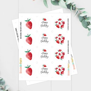 K&ouml;nnte beinhalten: Druckbare Blatt mit 8 runden Aufklebern mit einem Aquarell-Erdbeer-Design und dem Text "Happy Birthday".