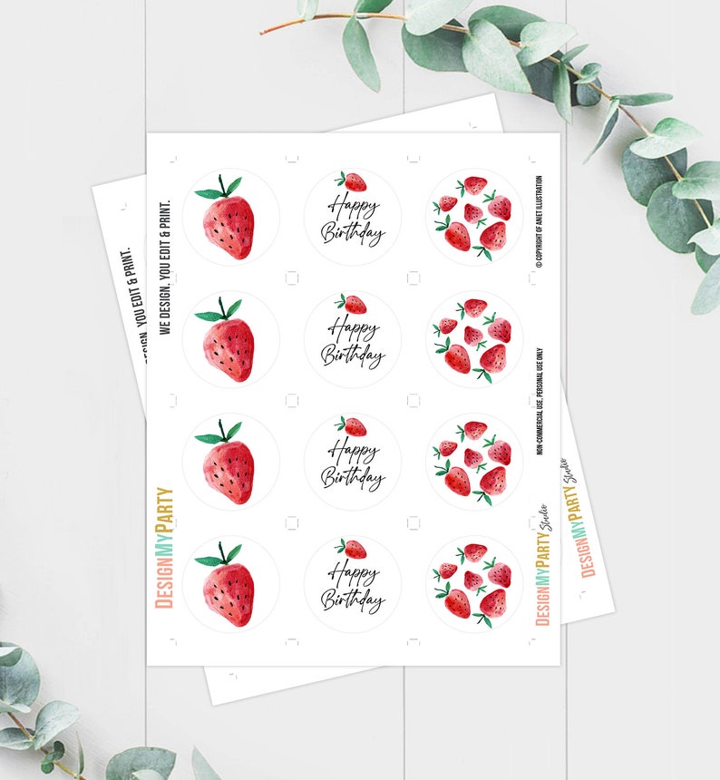 K&ouml;nnte beinhalten: Druckbare Blatt mit 8 runden Aufklebern mit einem Aquarell-Erdbeer-Design und dem Text "Happy Birthday".