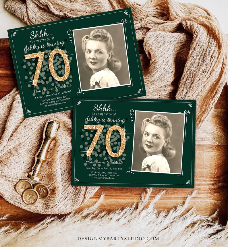 Peut inclure: Invitation d'anniversaire verte et dor&eacute;e avec une photo d'une femme. L'invitation indique "Shhh... C'est une f&ecirc;te surprise ! Ashley a 70 ans." et comprend les d&eacute;tails de la f&ecirc;te.