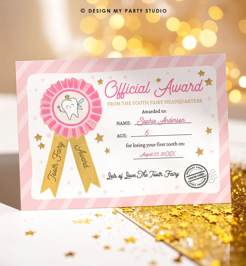 Puede incluir: Un certificado "Official Award" rosa y blanco de la sede de Tooth Fairy. El certificado presenta una cinta rosa con una ilustraci&oacute;n de hada de los dientes, estrellas doradas y cintas doradas que dicen "Tooth Fairy Award". El certificado est&aacute; personalizado con un nombre, edad y fecha.