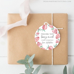 Pu&ograve; includere: Etichetta rotonda bianca con un design di fragole ad acquerello rosso e verde. L'etichetta dice "Grazie mille per essere venuto! Con affetto, Madeline".