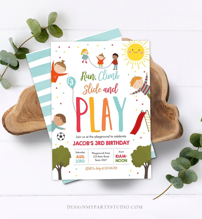 Puede incluir: Una colorida invitaci&oacute;n para el 3er cumplea&ntilde;os de un ni&ntilde;o. El dise&ntilde;o presenta ilustraciones de ni&ntilde;os jugando, un sol y un tobog&aacute;n. El texto incluye "Run, Climb, Slide and PLAY" y los detalles de la fiesta.