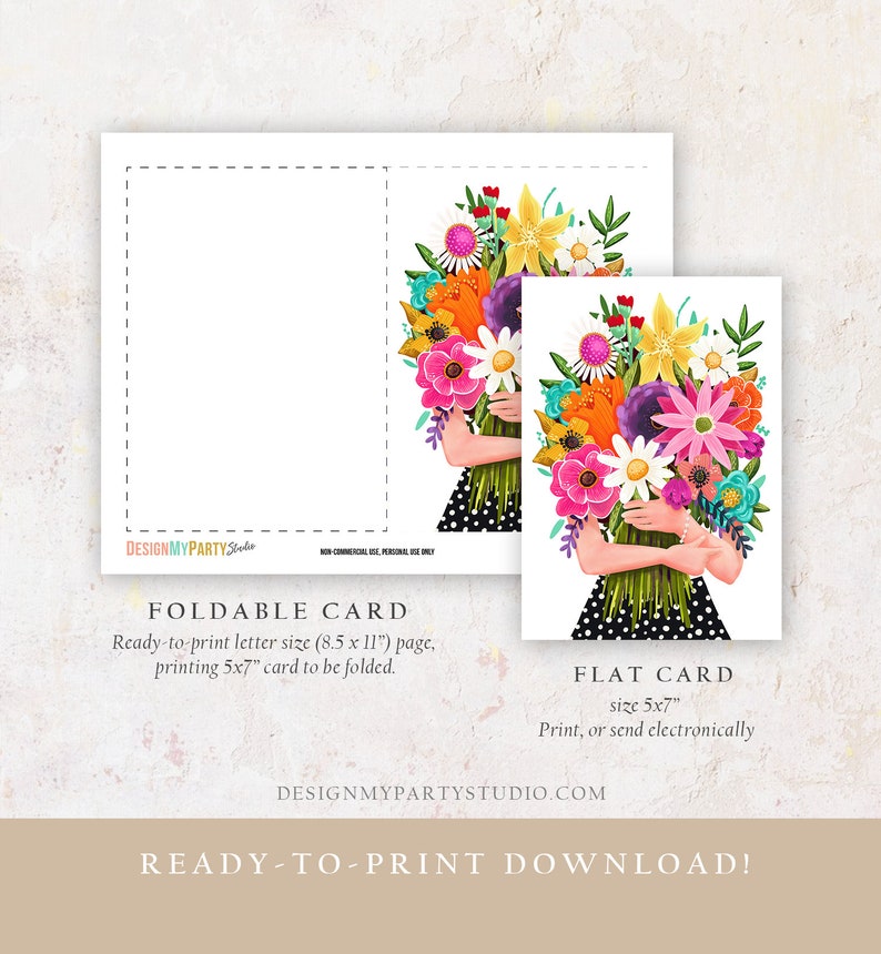 Op de afbeelding: Printbare kaartensjabloon met een vrouw die een kleurrijk boeket bloemen vasthoudt. De kaart is verkrijgbaar in twee formaten: een vouwbare kaart die wordt afgedrukt op papier in letterformaat en een platte kaart die wordt afgedrukt op papier in het formaat 5x7 inch. De tekst op de kaart luidt "Vouwbare kaart" en "Platte kaart".