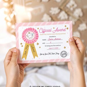 Puede incluir: Un certificado "Official Award" rosa y dorado de Tooth Fairy Headquarters. El certificado tiene una cinta rosa con un gr&aacute;fico de hada de los dientes, estrellas doradas y el texto "Tooth Fairy Award". Otorgado a Sophie Anderson, 6 a&ntilde;os.