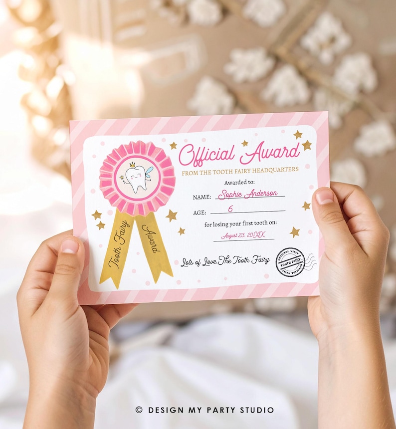 Puede incluir: Un certificado "Official Award" rosa y dorado de Tooth Fairy Headquarters. El certificado tiene una cinta rosa con un gr&aacute;fico de hada de los dientes, estrellas doradas y el texto "Tooth Fairy Award". Otorgado a Sophie Anderson, 6 a&ntilde;os.