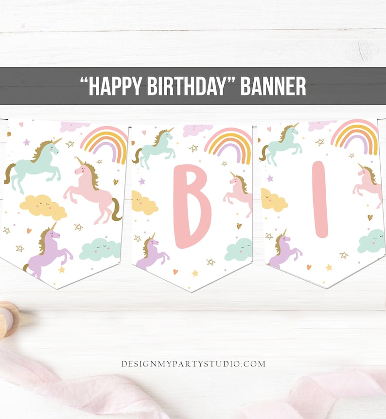 Op de afbeelding: Een printbare banner met de woorden "Happy Birthday" in roze letters. De banner is versierd met een eenhoorn-, regenboog- en sterrenpatroon.