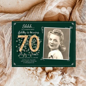 Peut inclure: Une invitation &agrave; une f&ecirc;te d'anniversaire verte et dor&eacute;e avec une photo d'une femme. L'invitation indique "Shhh... C'est une f&ecirc;te surprise ! Ashley a 70 ans. Rejoignez-nous pour c&eacute;l&eacute;brer Samedi 12 d&eacute;cembre, 14h00 123 Party Lane, Texas 4567 RSVP &agrave; Ashley au 123.456.789 ou Ashley@gmail.com"