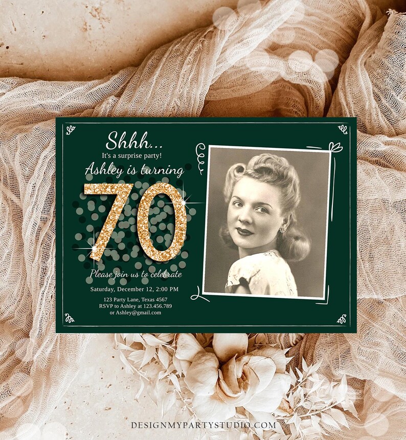 Peut inclure: Une invitation &agrave; une f&ecirc;te d'anniversaire verte et dor&eacute;e avec une photo d'une femme. L'invitation indique "Shhh... C'est une f&ecirc;te surprise ! Ashley a 70 ans. Rejoignez-nous pour c&eacute;l&eacute;brer Samedi 12 d&eacute;cembre, 14h00 123 Party Lane, Texas 4567 RSVP &agrave; Ashley au 123.456.789 ou Ashley@gmail.com"