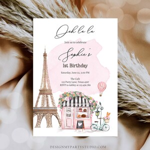 Pu&ograve; includere: Un invito di compleanno rosa e bianco con uno sfondo ad acquerello. L'invito presenta un'illustrazione di cartone animato della Torre Eiffel, una panetteria rosa e una bicicletta con un cestino di pane. Il testo sull'invito recita: "Oh la la, Unisciti a noi per celebrare il 1&deg; compleanno di Sophie, Sabato 22 giugno, 14:00, The Cafe, 123 Party Lane, Texas 4567, RSVP ad Ashley al 123.456.789, DESIGNMYPARTYSTUDIO.COM".