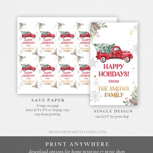 Puede incluir: Etiquetas de regalo con tem&aacute;tica navide&ntilde;a y una tarjeta de dise&ntilde;o &uacute;nico. Las etiquetas presentan un cami&oacute;n rojo que transporta un &aacute;rbol de Navidad, con el texto "Happy Holidays!" y "From The Smiths Family." La tarjeta tiene el mismo dise&ntilde;o. Las etiquetas miden 5,08cm x 8,89cm.