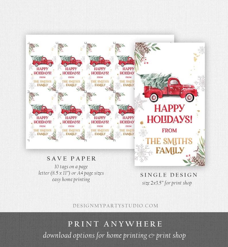 Puede incluir: Etiquetas de regalo con tem&aacute;tica navide&ntilde;a y una tarjeta de dise&ntilde;o &uacute;nico. Las etiquetas presentan un cami&oacute;n rojo que transporta un &aacute;rbol de Navidad, con el texto "Happy Holidays!" y "From The Smiths Family." La tarjeta tiene el mismo dise&ntilde;o. Las etiquetas miden 5,08cm x 8,89cm.