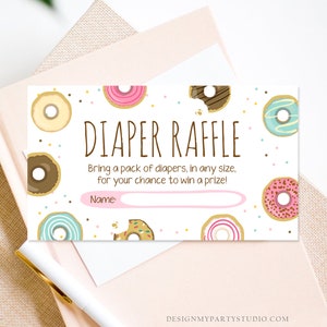 Bearbeitbares Donut-Windel-Gewinnlos-Babyparty-Rosa-Mädchen-süßes Donut-Windel-Spiel besprenkelt mit Liebe Corjl Template Printable 0050