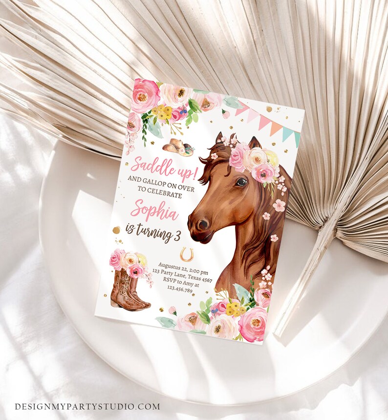 Puede incluir: Una invitaci&oacute;n de cumplea&ntilde;os rosa y blanca con un caballo marr&oacute;n que lleva una corona de flores. La invitaci&oacute;n dice "Saddle up! And gallop on over to celebrate Sophia is turning 3".
