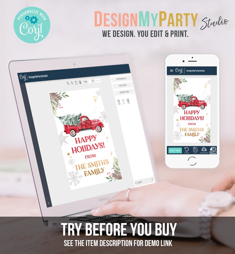 Puede incluir: Un port&aacute;til y un smartphone muestran un dise&ntilde;o navide&ntilde;o. El dise&ntilde;o presenta un cami&oacute;n rojo que transporta un &aacute;rbol de Navidad, con el texto "Happy Holidays!" y "From The Smiths Family." Tambi&eacute;n incluye el texto "Design My Party Studio."