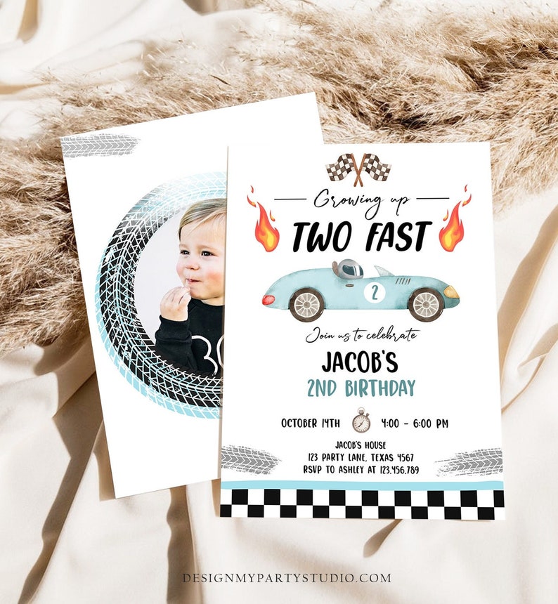 Op de afbeelding: Een blauwe en witte verjaardagsuitnodiging met een cartoon raceauto en de tekst "Growing up TWO FAST". De uitnodiging is voor Jacob's 2e verjaardag en bevat de datum, tijd en locatie van het feest.