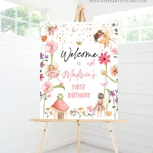 K&ouml;nnte beinhalten: Willkommen zu Madisons erstem Geburtstagsschild mit einem m&auml;rchenhaften Feengarten-Thema. Das Schild zeigt rosa Blumen, Schmetterlinge, Feen und ein Pilzhaus. Der Text ist in rosa und schwarzer Schrift.