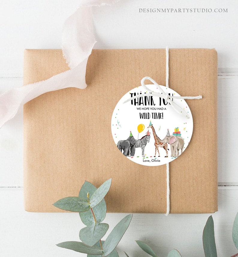 Op de afbeelding: Ronde bedank sticker met een witte achtergrond en kleurrijk confetti. De sticker toont een gorilla, zebra, giraffe en olifant die feestmutsen dragen. De tekst luidt "Bedankt! We hopen dat je een wilde tijd hebt gehad! Liefs, Olivia."
