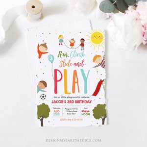 Puede incluir: Una tarjeta de invitaci&oacute;n blanca con un tema de parque infantil colorido. La tarjeta presenta ilustraciones de ni&ntilde;os jugando, un sol y el texto "Run, Climb, Slide and PLAY". Anuncia el tercer cumplea&ntilde;os de Jacob con fecha, hora y lugar.