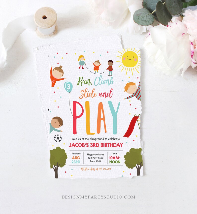 Puede incluir: Una tarjeta de invitaci&oacute;n blanca con un tema de parque infantil colorido. La tarjeta presenta ilustraciones de ni&ntilde;os jugando, un sol y el texto "Run, Climb, Slide and PLAY". Anuncia el tercer cumplea&ntilde;os de Jacob con fecha, hora y lugar.