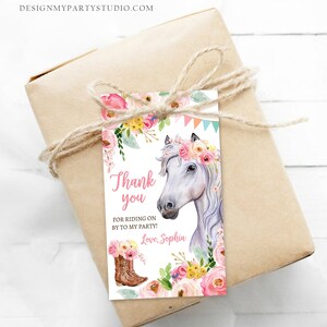 Puede incluir: Gracias por venir a mi fiesta!  Con amor, Sophia.  Un caballo blanco con una corona de flores rosas y un borde floral. La etiqueta est&aacute; unida a una bolsa de regalo marr&oacute;n con cuerda.