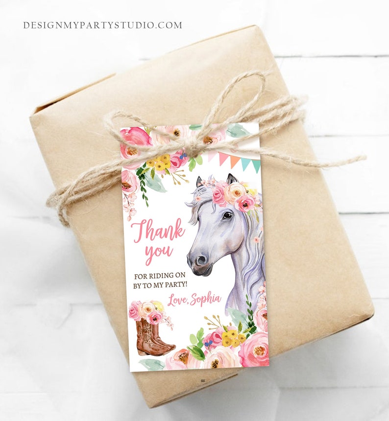 Puede incluir: Gracias por venir a mi fiesta!  Con amor, Sophia.  Un caballo blanco con una corona de flores rosas y un borde floral. La etiqueta est&aacute; unida a una bolsa de regalo marr&oacute;n con cuerda.