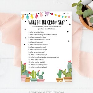 Może przedstawiać: Biała karta z napisem "WHAT DID THE GROOM SAY?" i listą pytań o pannę młodą. Karta jest ozdobiona kolorowymi frędzlami i ilustracjami kaktus&oacute;w w doniczkach. Do gry na wieczorze panieńskim.