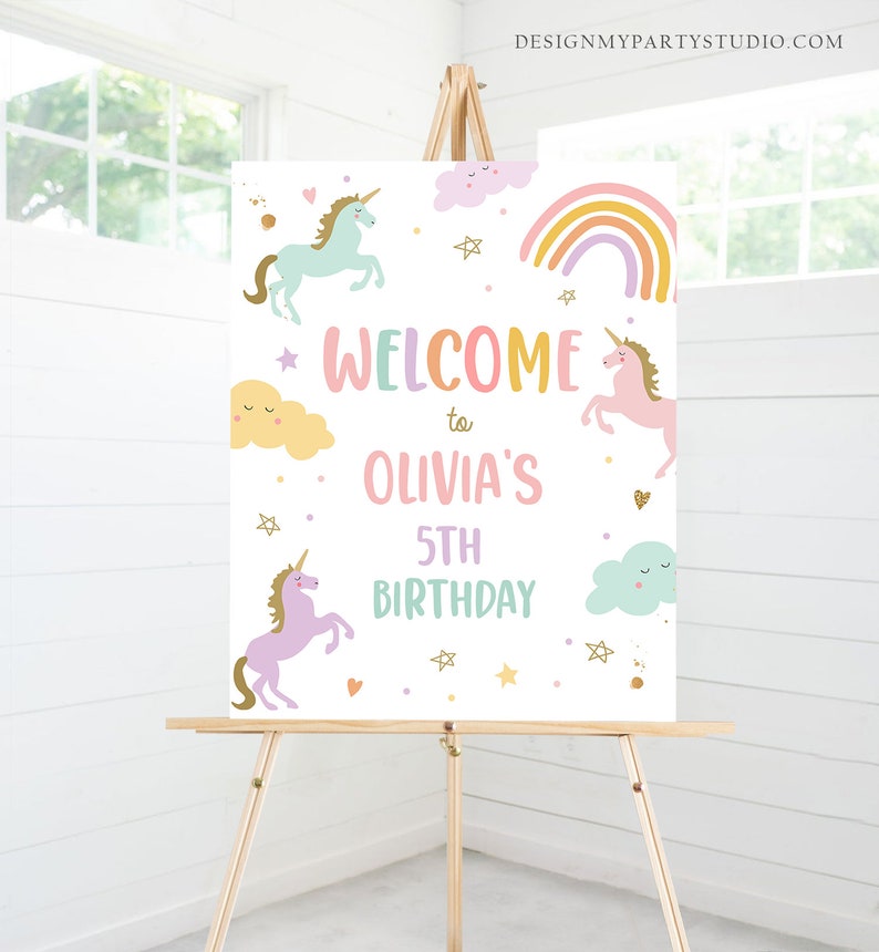 K&ouml;nnte beinhalten: Willkommen zu Olivias 5. Geburtstagsschild mit einem Regenbogen, Wolken und Einh&ouml;rnern. Das Schild ist wei&szlig; mit buntem Text und Illustrationen.