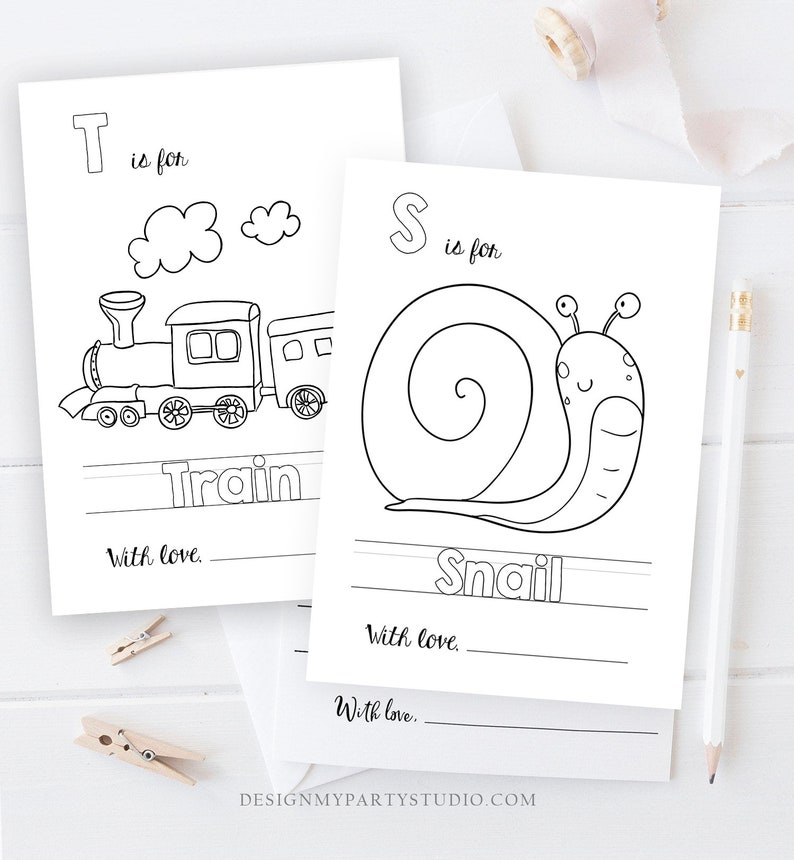 Op de afbeelding: Zwart-witte printbare alfabetkaarten met een trein en een slak. De kaarten bevatten de letters T en S en de woorden "Trein" en "Slak". De tekst "T is voor" en "S is voor" is ook op de kaarten te vinden. De kaarten hebben een ruimte om "Met liefde." te schrijven.