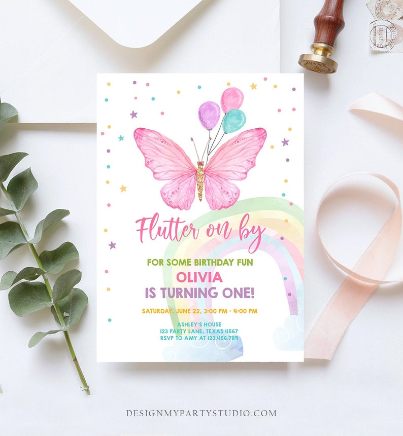 K&ouml;nnte beinhalten: Ein rosa Schmetterling mit goldenem Glitzer auf seinen Fl&uuml;geln fliegt &uuml;ber einen Regenbogen in Pastellfarben. Der Schmetterling h&auml;lt an rosa, lila und blauen Luftballons fest. Der Text "Flutter on by" befindet sich &uuml;ber dem Schmetterling und der Text "Olivia is turning one!" unter dem Schmetterling. Die Einladung ist f&uuml;r eine Geburtstagsfeier am 22. Juni von 15:00 bis 16:00 Uhr im Haus von Ashley. Die Adresse lautet 123 Party Lane, Texas 4567. RSVP an Amy unter 123.456.789.