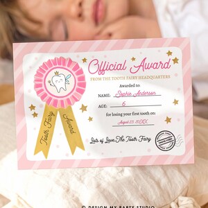 Puede incluir: Un certificado rosa y blanco de "Official Award" de la sede de Tooth Fairy. El certificado incluye el texto "Awarded to: Sophie Anderson, Age: 6" y "for losing your first tooth on: August 23, 20XX". El certificado tiene una cinta rosa y estrellas doradas.