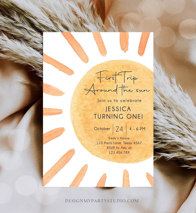 Peut inclure: Une illustration aquarelle d'un soleil avec le texte "First Trip Around the Sun" et "Join us to celebrate Jessica Turning One!" L'invitation comprend &eacute;galement la date "October 24" et l'heure "4-6 PM".