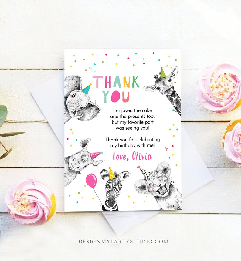 Puede incluir: Una tarjeta de agradecimiento colorida con fondo blanco y una variedad de animales que llevan sombreros de fiesta. El texto de la tarjeta dice "Gracias" en letras de colores y "&iexcl;Disfrut&eacute; el pastel y los regalos tambi&eacute;n, pero mi parte favorita fue verte! &iexcl;Gracias por celebrar mi cumplea&ntilde;os conmigo! Con cari&ntilde;o, Olivia".