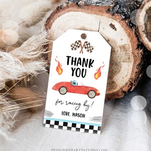 Puede incluir: Etiqueta de agradecimiento a cuadros rojos y blancos con un coche de carreras rojo, llamas y el texto "Gracias por correr por aqu&iacute;! Con cari&ntilde;o, Mason".