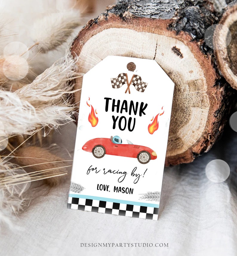 Puede incluir: Etiqueta de agradecimiento a cuadros rojos y blancos con un coche de carreras rojo, llamas y el texto "Gracias por correr por aqu&iacute;! Con cari&ntilde;o, Mason".
