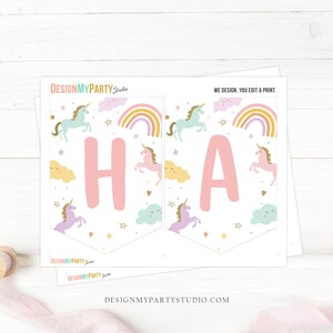 Op de afbeelding: Printbare banner met de letters "HA" in roze, omringd door een patroon van eenhoorns, regenbogen, sterren en wolken. De banner is ontworpen voor een eenhoorn-themafeest.