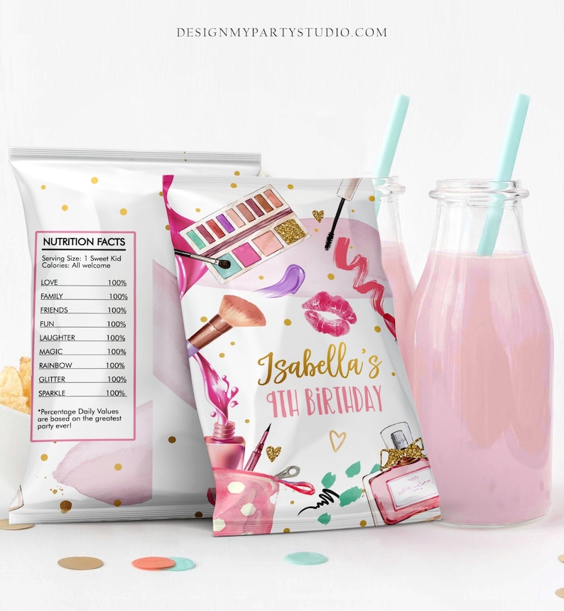 Puede incluir: Una bolsa de patatas fritas blanca con un dise&ntilde;o rosa y dorado con art&iacute;culos de maquillaje y el texto "Isabella's 9TH BIRTHDAY".
