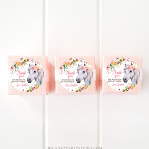 Puede incluir: Tres peque&ntilde;as cajas de regalo de color rosa claro con cinta blanca. Cada caja tiene una pegatina redonda con un unicornio con una corona floral y el texto "Thank you for riding on by to my party! Love, Sophia."